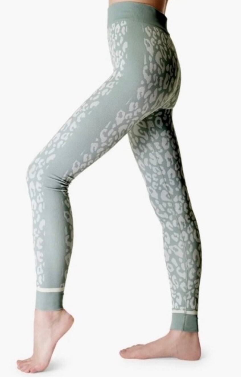 Sweaty Betty Jacquard Soft Blue Leopard Base Layer 7/8 Legging in Size 4. NWOT